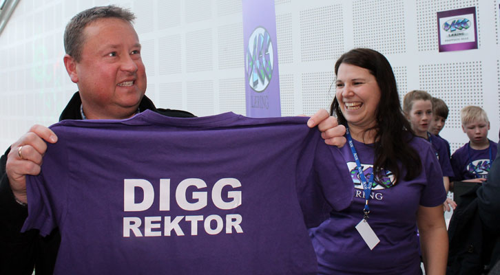 DIGG REKTOR: I forbindelse med Energimessen fikk rektor ved Knappskog skule, Odd Erik Kjedstad, en spesiallaget t-skjorte for anledningen.