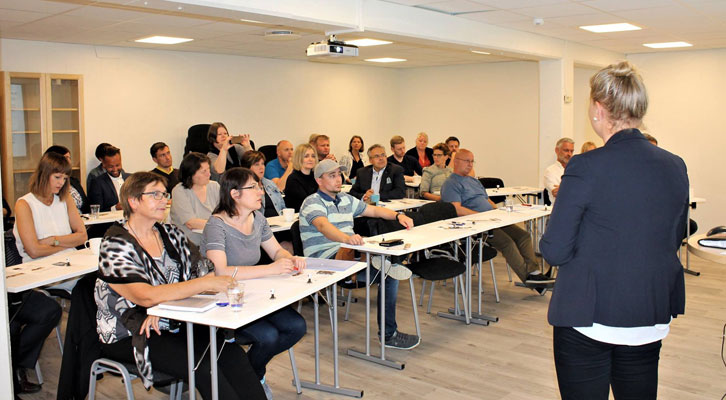 June Kristiansen fra Etablerersenteret informerte om Etablerersenteret sine tilbud. - Kurs - Veiledning - Nettverkstreff Hun informerte også om Etablererfondet som gründere kan søke på, og få støtte på opp til 50.000,-