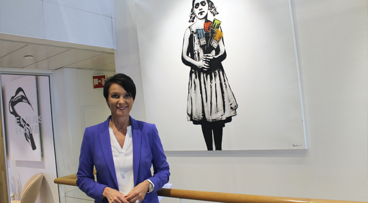 NYTT BYGG OG STILIG KUNST: Michelle Williams synes det er kjekt å se næringslivet fra bysiden. - Her er vi tettere på, forteller hun. Nylig ble Grieg-gruppens kontorbygg pusset opp - og er en fryd for øyet for ansatte og besøkende.