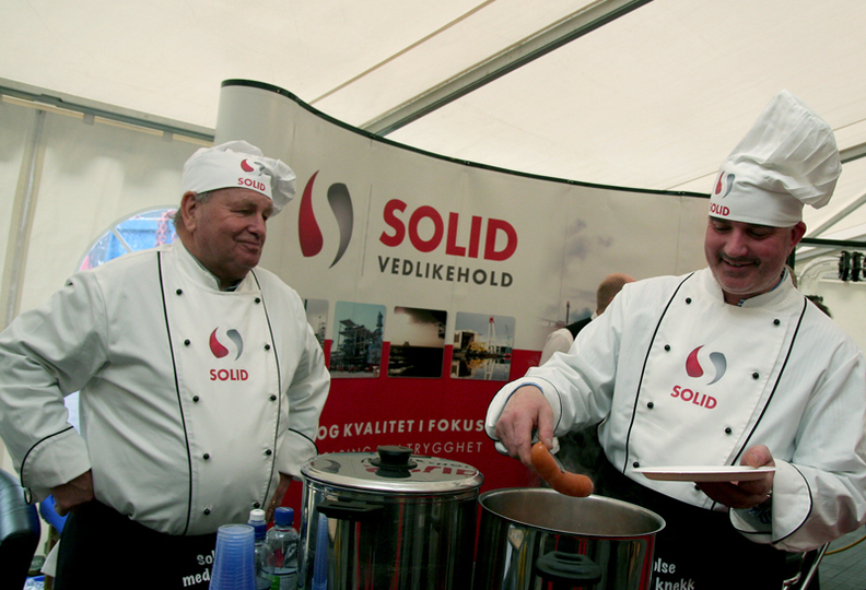 Serverte Solide pølser på oljemesse