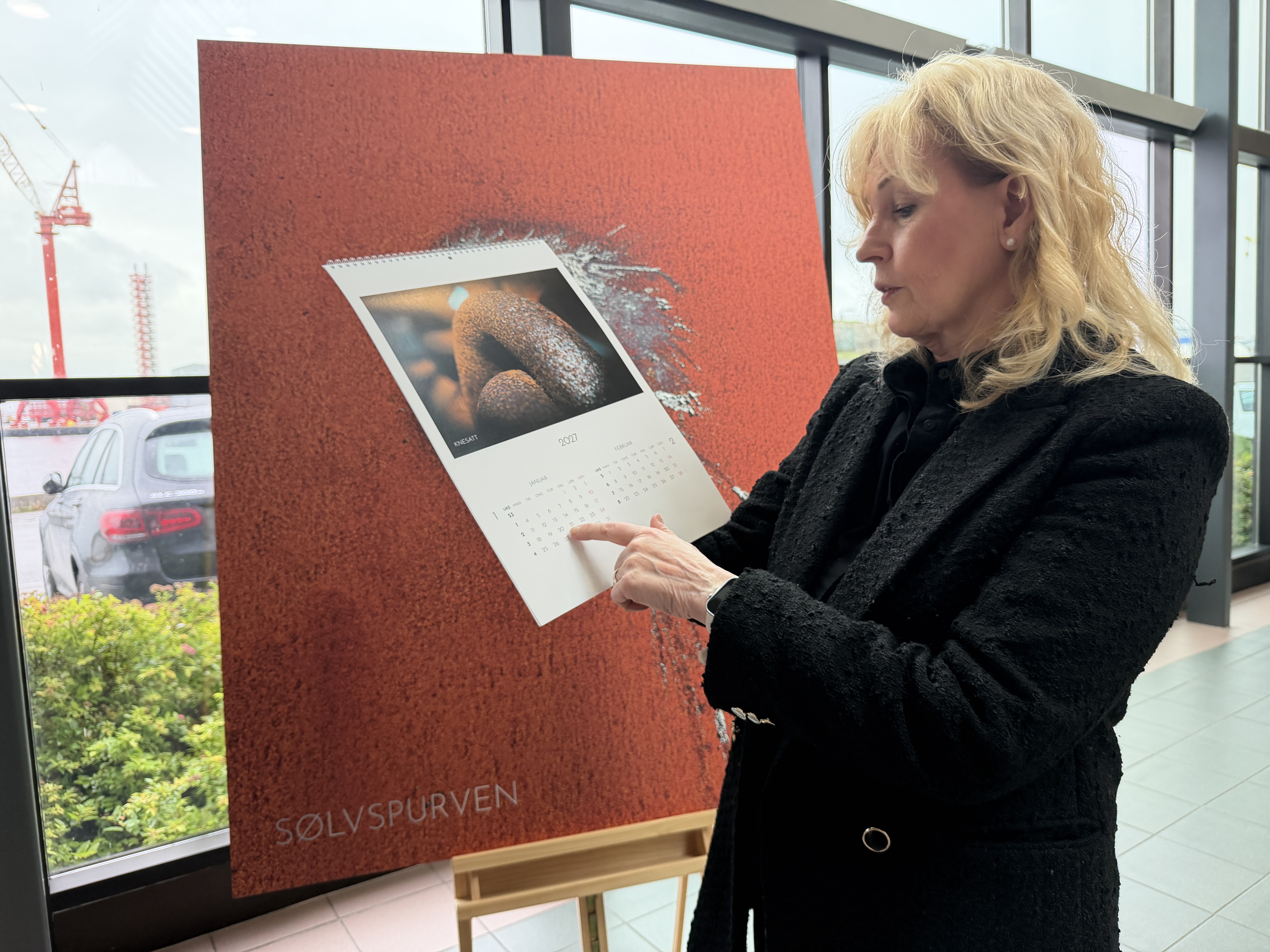 I kalenderen «Spor av arbeid» får du mellom anna dette bildet av kjetting som Irene har kalla «Knesatt». Med fantasi ser det ut som ein fot over ein annan. Kalenderen