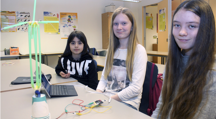 Warin, Siren og Vibeke i 7. trinn koder en blomst til å vri på seg via Micro:bit, kompass og motor.