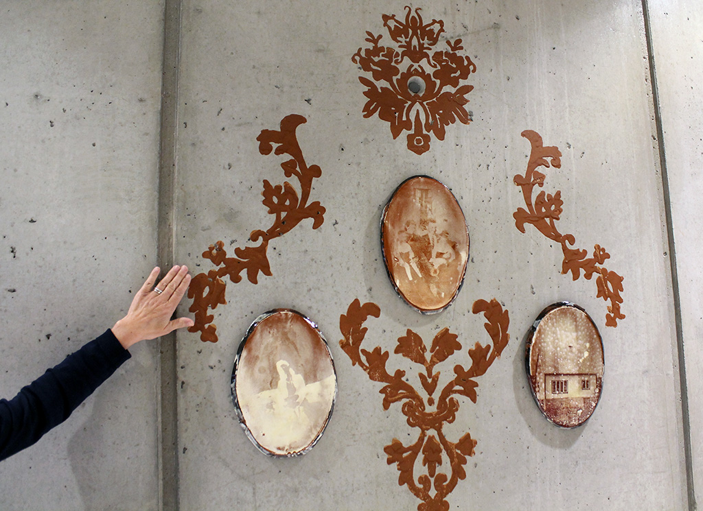 Kunstner Trine Hovden har dekorert en betongvegg med keramisk kunst. Foto: Silje Ulveseth