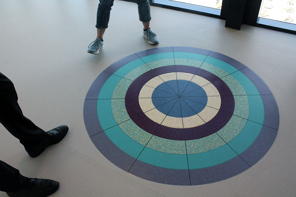 BALANSETRENING: Senteret har god plass til trening og rehabilitering. Denne dekorative sirkelen hjelper pasientene med å trene balanse. FOTO: Silje Ulveseth