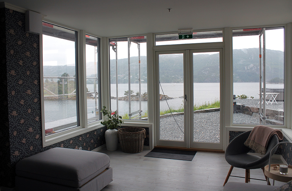 Huset har en storstue med sjøutsikt og plass til sofagrupper eller langbord for cirka 20 personer. Stuen har utgang til hagen og på vinterstid vil den fungere som en vinterhage. FOTO: Silje Ulveseth