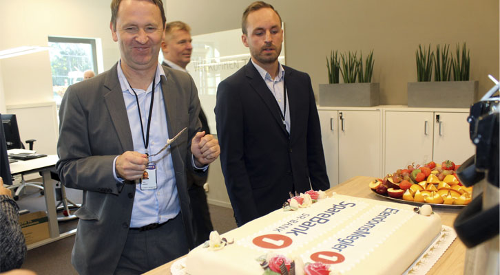 Selvsagt ble åpningen markert med en stor kake
