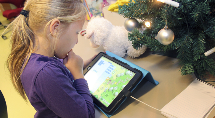 Leah i 2. trinn koder i appen RunMarco på iPad.