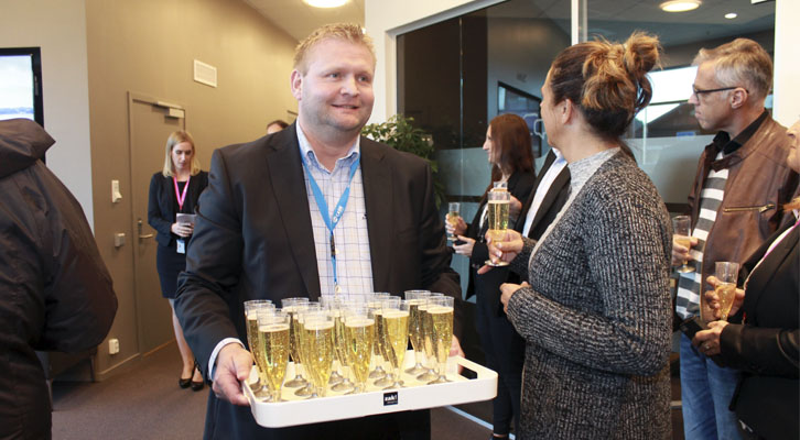 Eiendomsmegler i SpareBank1 SR-Bank delte ut sprudlevann.