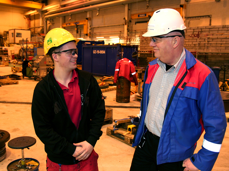 Flere utdanningsmuligheter og økt rekruttering er noe av det Senter for maritim og offshore drift og vedlikehold skal jobbe for. Illustrasjonsbildet viser lærling Martin Langholmen (t.v) og Sigurd Hope, manager Aker Solutions Training Centre.