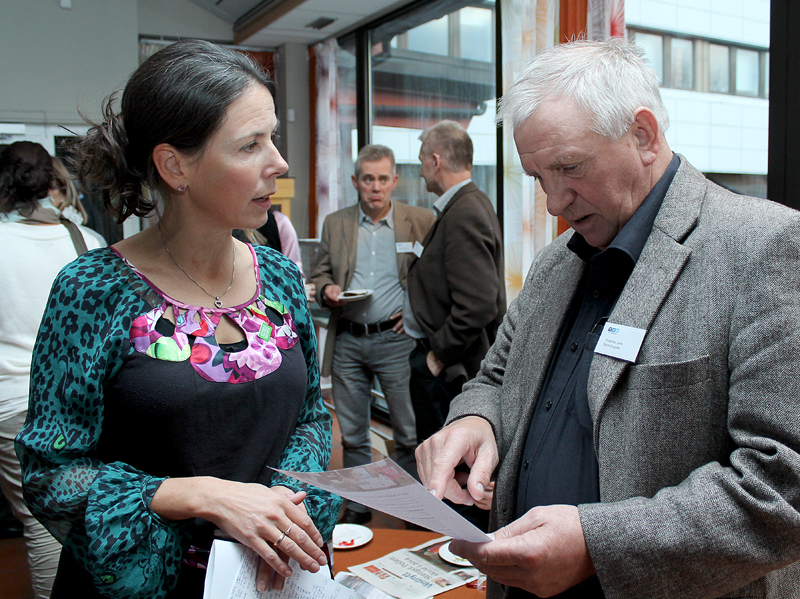 Vekstlandet-ambassadør Tobby Sander Tomassen jakter bedrifter til Norges største rekrutteringskampanje. Jarle Vindenes i Sotra Gruppen til høyre. Foto: vnr.no