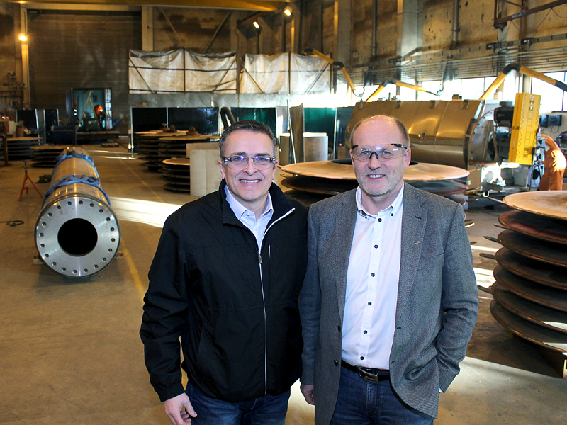 Leif Gunnar Madsen (t.h) overlater Fjell Industries til BR Industrier og daglig leder John Dale. Foto: vnr.no