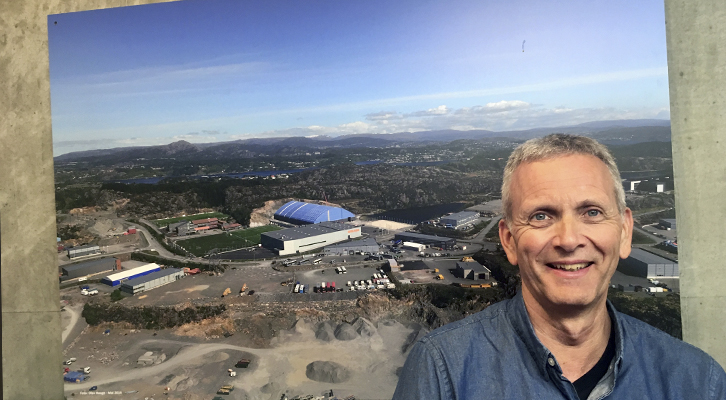 GLEDER SEG TIL APRIL: Dan Christensen, daglig leder i Sotra Sportsklubb.