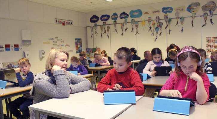 iPad og koding er midt i blinken for 2. klassingene. Her var det dyp konsentrasjon på oppgaven.