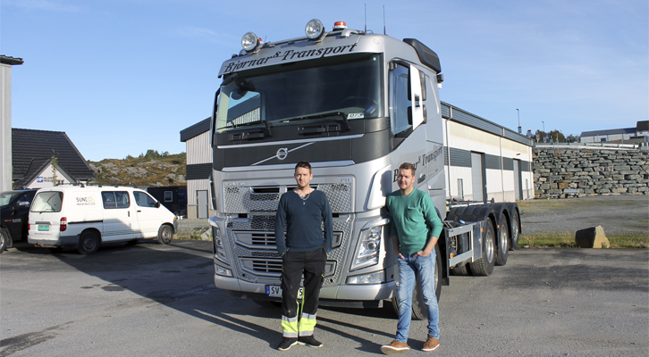 VIKTIG Å FORNYE SEG: I år har Bjørnars Transport byttet ut syv av selskapets biler. Fra venstre står Glenn Pedersen og Bjørnar Pedersen.