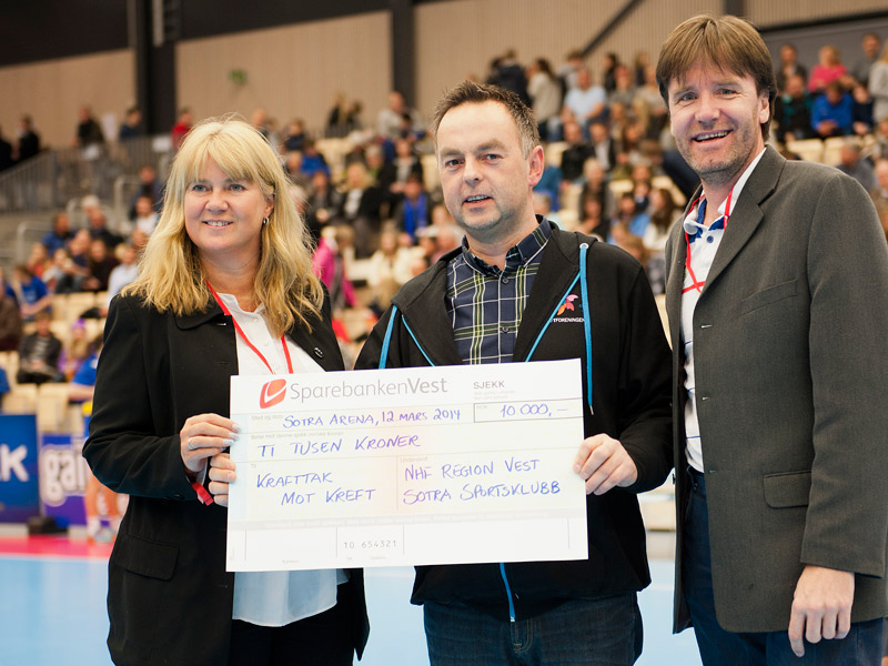 Siv Carlsen (Sotra Sportsklubb), Geir Vangsnes (Kreftforeningen) og Andris Hamre (Norges Håndballforbund, Region Vest). Foto: Norges Håndballforbund