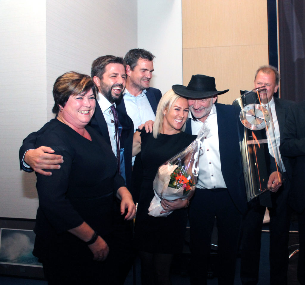 ÅRETS BEDRIFT 2017: Marianne Sandahl Bjorøy (ordfører i Fjell) delte ut prisen til Cornelius sjømatrestauran. Fra venstre ser du Bjarne Waagenes, Odd-Einar Tufteland,Christina Bollmann Lie og Alf Roald Sætre.