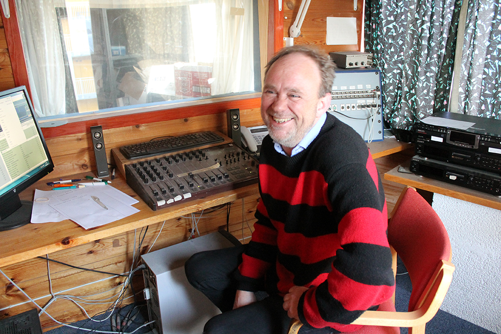 TRENGER OPPGRADERING: Her sitter Rolf Øvretveit, daglig leder og ansvarlig redaktør, inne på den ene studioet til Radio Sotra. De bruker fortsatt den samme miksepulten, som de har hatt siden 1988. Foto: Silje Ulveseth