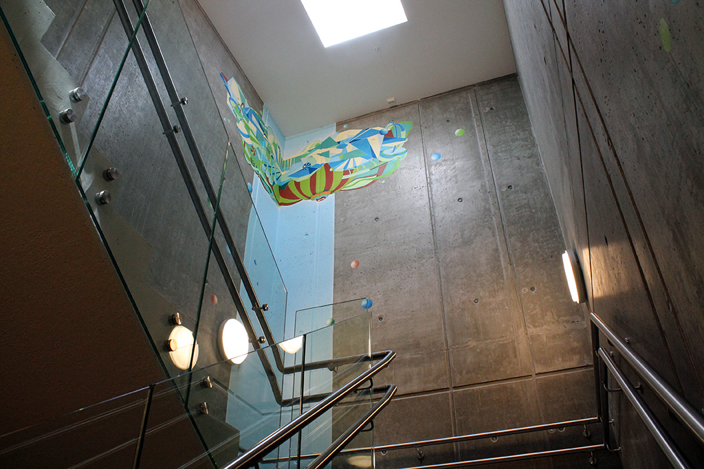 I hovedtrappen har kunstneren Line Hvoslef malt rett på betongveggen. Foto: Silje Ulveseth