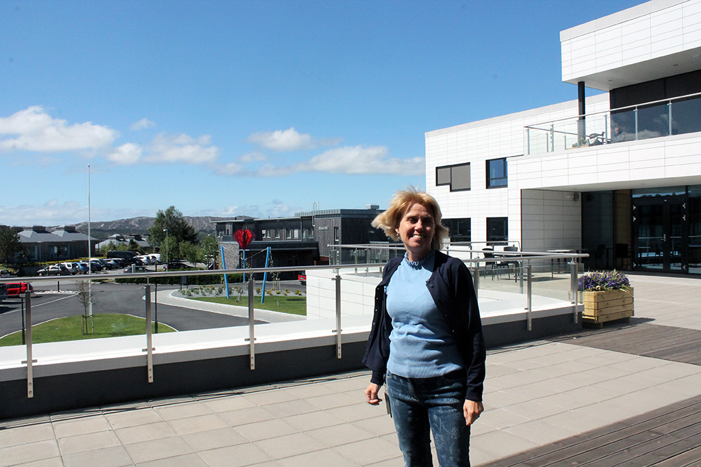 Tonje Alsvåg er leder av Øygarden lokalmedisinske senter, og er svært stolt over sin nye arbeidsplass. Foto: Silje Ulveseth.