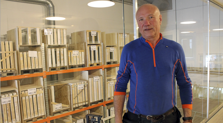 Johnsen Glass Vindusfabrikk har utviklet seg til å bli en familiebedrift. Her jobber nemlig også Johnsens sønn, Thor-Henning, og datter, Christine. − Andre generasjon er i ferd med å ta over, forteller Rune Johnsen, som ikke har noen konkrete planer om å bli pensjonist helt enda.