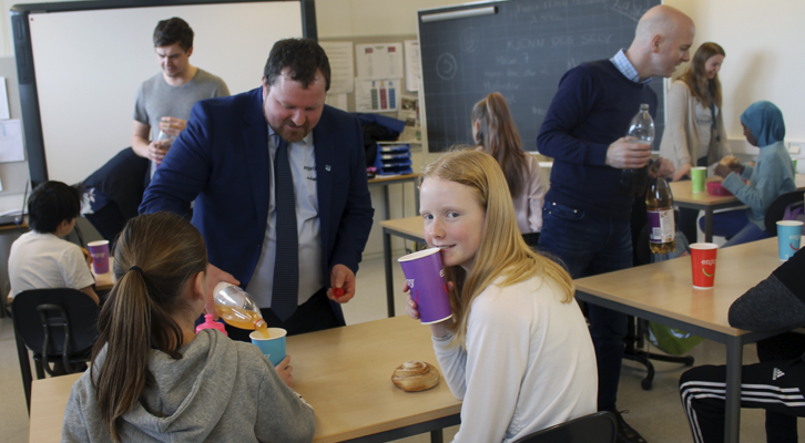 FIKK BRUS AV ORDFØREREN: Børge Haugetun (ordfører i Øygarden) serverte brus til elevene.