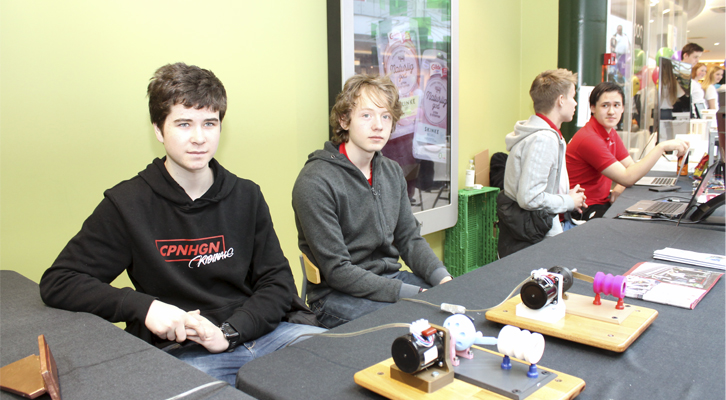 Johannes Knappskog og Thorgal Blanco hadde laget 3D-print av dampmaskin. De er elever ved Teknologi og forskningslære (ToF) ved Sotra videregåande skule.