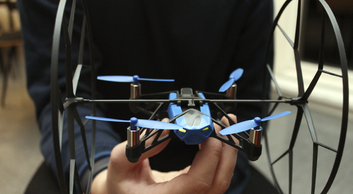 Nærbilde av en av dronene til Tranevågen ungdomsskule.
