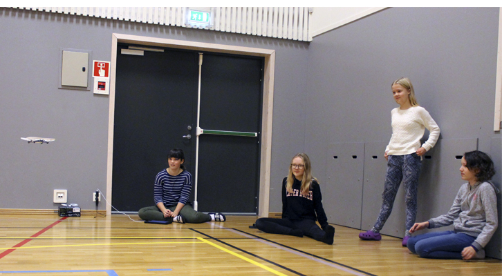 7. klasse var det første på Knappskog skule som ble digitale for to år siden. Her flyr de droner i gymsalen.