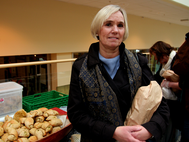 Irene Huseklepp fra Hjelteryggen benyttet anledningen til å kjøpe ferskt brød fra vedfyrt bakerovn på Algrøy under Fiskarbondens Marknad.