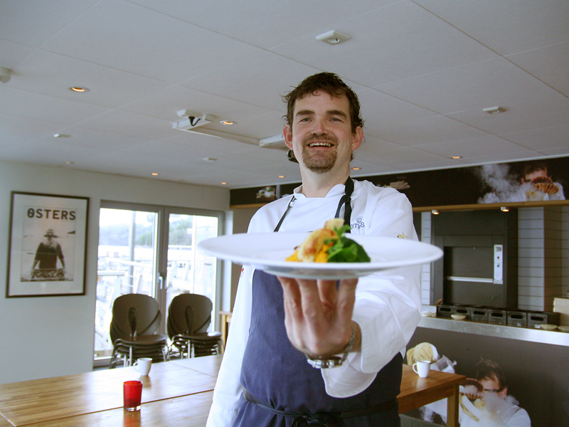 - Værsågod, sier Odd Einar Tufteland. Fiskepølse med gulrotmos og urter fra egen urtehage - utviklet i "Eksperimentariet" til Cornelius, av Steffen Romarheim. Hva blir det neste?