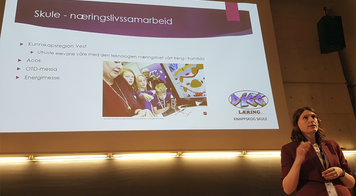 Ingvild Vikingsen Skogestad er lektor på Knappskog skule. Her viser hun Digg Læring, skolens digitale prosjekt for 5. og 5. klassinger.