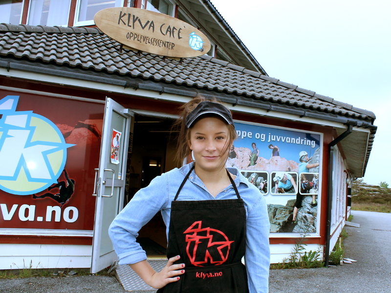 Susanne Fjeld ønsker velkommen inn i den nyåpnede kafeen på Torsvik. Snart vil det komme på plass bord og stoler ute også. Kafeen er åpen hver dag.