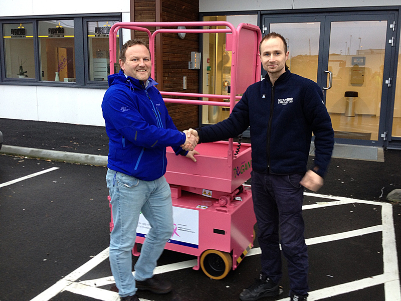 Tore Garlid i Sotra Trelast vant denne rosa liften i Gantics Rosa Sløyfe-auksjon. Foto: Gantic