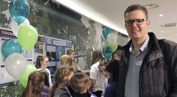 Pål Kårbø åpnet Energimessen: Dere er heldig som går på en skole i en region som tenker slik som dette. Verden endrer seg og det gjelder å følge med. Bruk tid til å gå rundt og utfordre hverandre - måtte dette bli en av mange energimesser i rekken fremover!