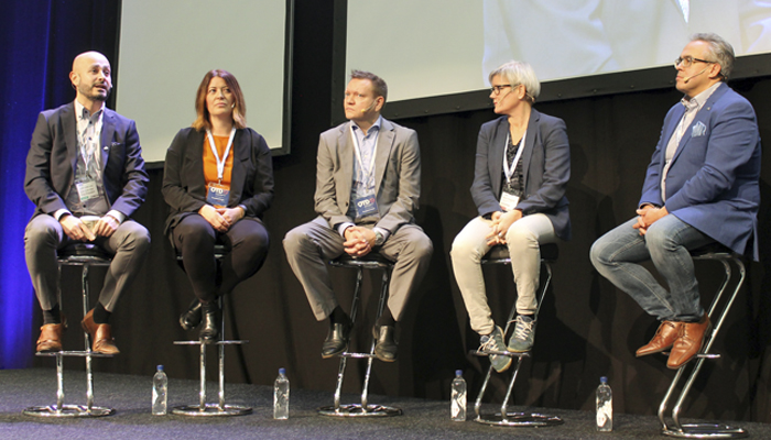 I PANELET: Cristian Valdes Carter, Executive Vice President i CCB, Kjersti Nordøy, kommunikasjonsleder i Equinor Sture & Kollsnes, Fredrik Nøss, rådgiver fra Kluge med bred erfaring fra energisektoren, Marit Kalgraf, redaktør i Vestnytt og Tom Georg Indrevik, styreleder for Gode Sirklar. Foto: Silje Ulveseth