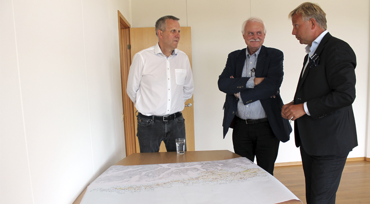 TOMME LOKALER, MEN KARTET VAR KLART: Prosjektleder Paul J. Manger møtte Per C. Aarsand og Henning Hauso fra Vest Næringsråd mandag 4. september. Kartet over Fjell, Sund og Øygarden var på plass.