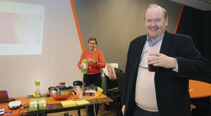 Randi Hoff laget smoothie til Vest Næringsråds medlemmer. Her står Jan Fredrik Namtvedt fra Idevekst Energi.