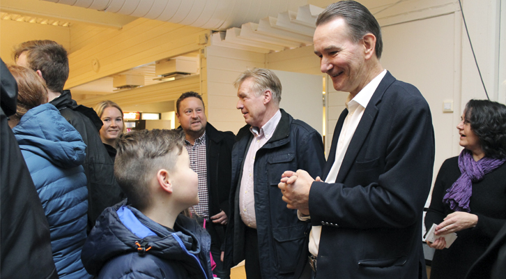 Fra venstre: Odd Erik Kjeldstad, rektor ved Knappskog skule, Johnny Eide, rektor ved Tranevågen ungdomsskule, skolesjefen Wilhelm Anglevik og Magnhild Hakestad, rektor ved Sotra vidaregåande skule.