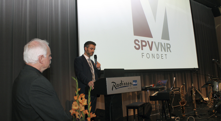 Olav Hovland delte ut midler fra Sparebanken Vest/VNR-fondet.