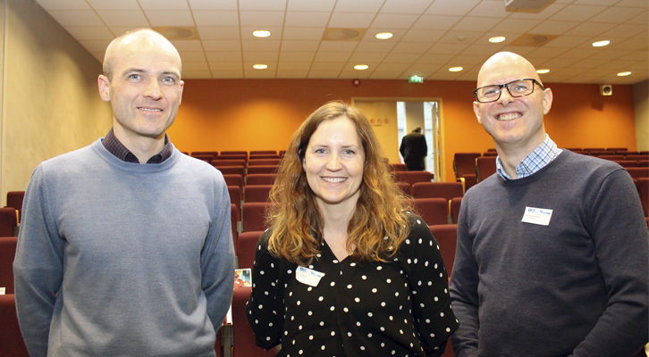 Stian Knappskog Stian Knappskog arbeider som seniorforsker ved Universitetet i Bergen og er daglig leder ved Mohn Kreftforskningslaboratorium ved Haukeland Universitetsjukehus. Her står han sammen med Lena Teigland fra Kreftforeningen og Hans-Jarle Einarsen, Sartor Storsenter.