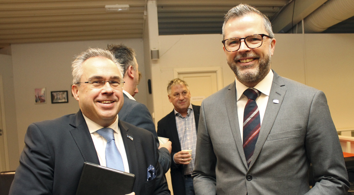 Tom Georg Indrevik (varaordfører i Fjell) og Morten Bakke (statssekretær)