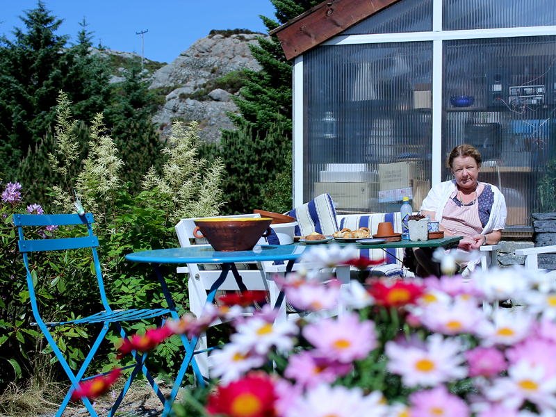 Kirsti Johanne Back har gjort brødbakst til et levebrød på Algrøy. Foto: Inger Elise J. Økland.